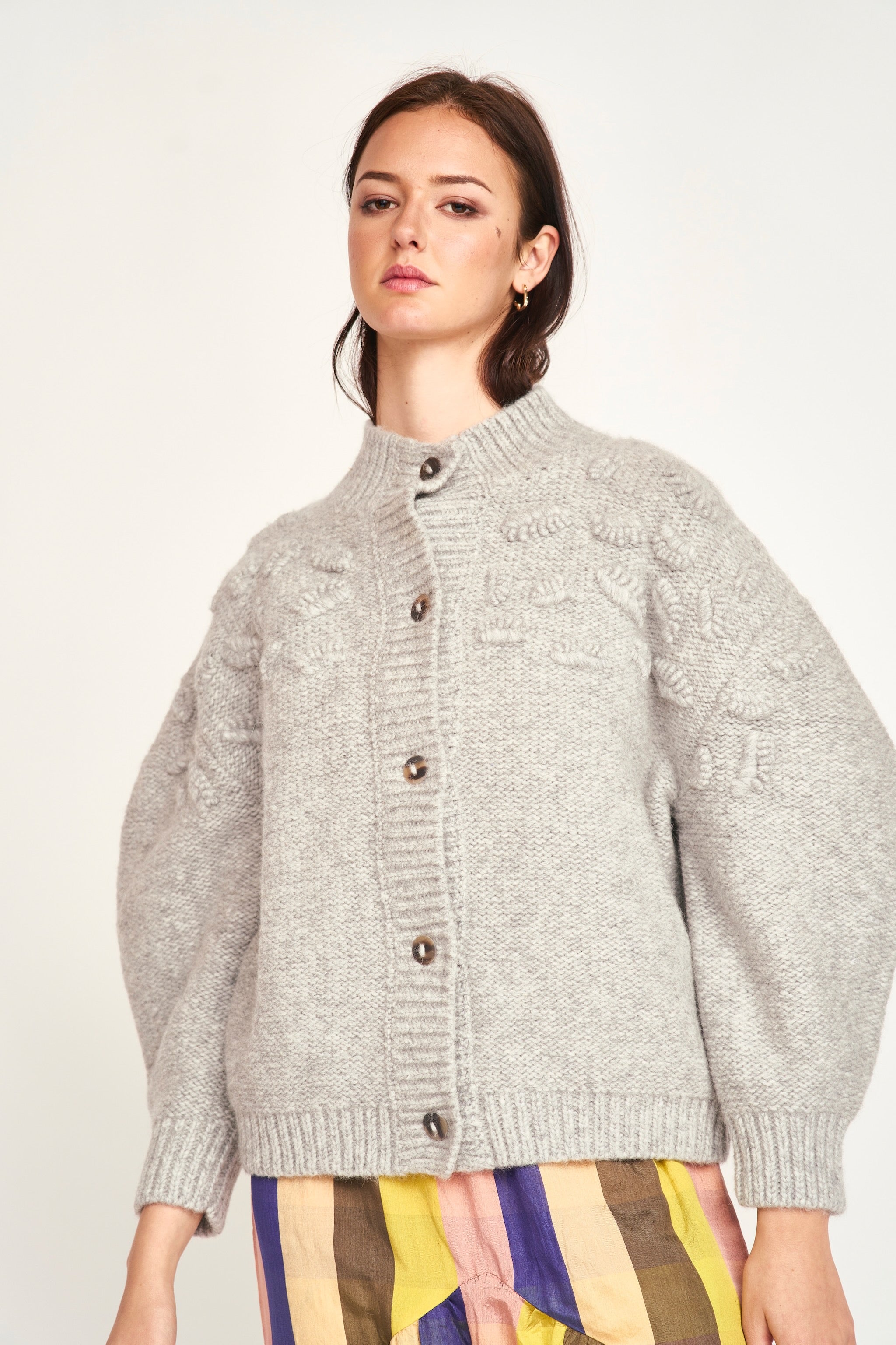 JILTU scallop knit cardigan（グレー） Scallop Edge Crew Cardigan-Heather Grey – Fame on Central